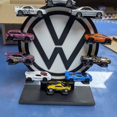 Suporte com miniaturas de carros e logótipo VW