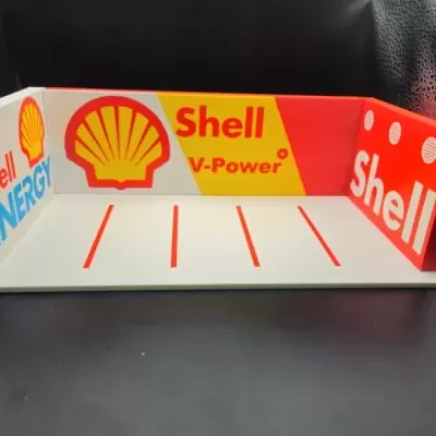 Miniatura de parque de estacionamento com publicidade da Shell nas paredes