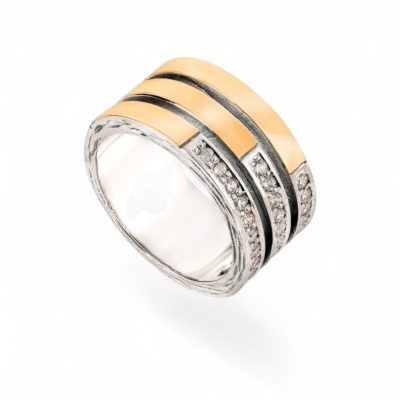 Anel largo de metal com faixas douradas e pedras claras incrustadas