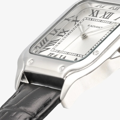 Relógio de pulso com caixa metálica prateada e pulseira preta em pele