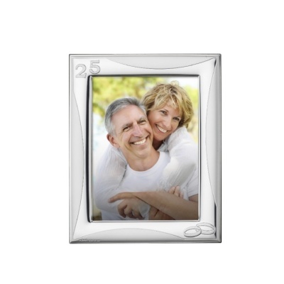 Moldura de foto prateada com número 25 e anéis entrelaçados, com casal sorridente na foto