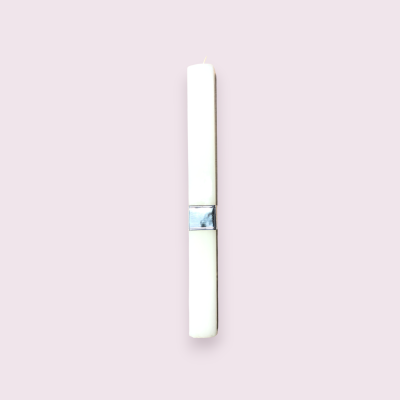 batom branco com anel prateado em fundo rosa claro