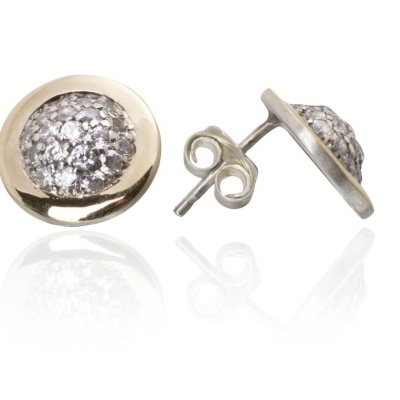 Brincos de botão dourados com pedras brilhantes no centro