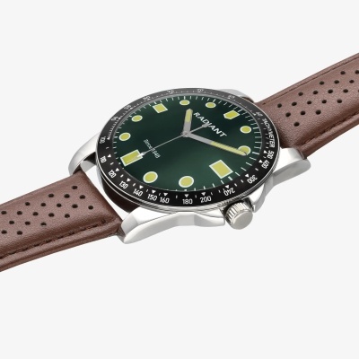 Relógio de pulso com mostrador verde e bracelete castanha de pele perfurada