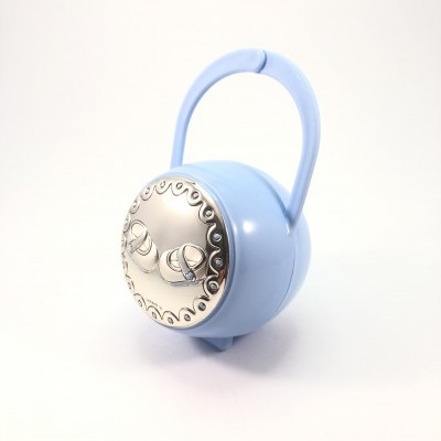 Urso azul com tampa prateada decorativa e alça, fundo branco