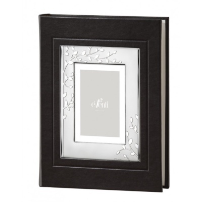 Fotolivro com capa preta e moldura prateada decorada com ramos e folhas