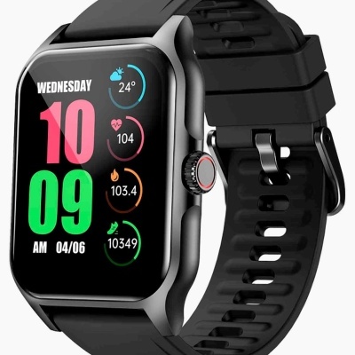 Relógio inteligente preto com ecrã colorido e informações de saúde