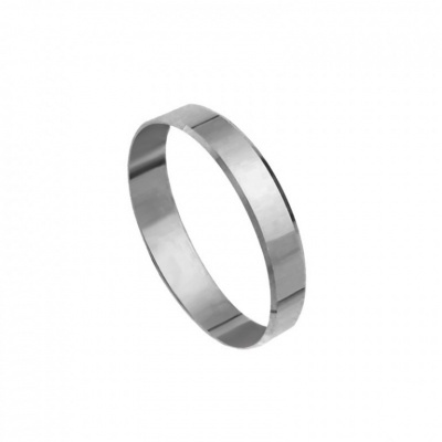 Anel prateado de metal com acabamento polido