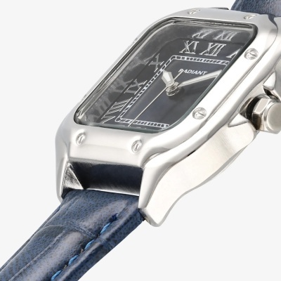 Relógio de pulso com caixa metálica prateada e bracelete azul