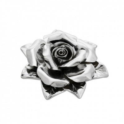 Flor de rosa metálica prateada brilhante
