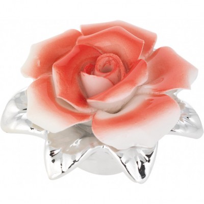 Anel prateado com flor vermelha e branca detalhada