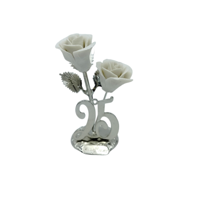 Escultura decorativa com duas flores brancas e número 25 em metal prateado