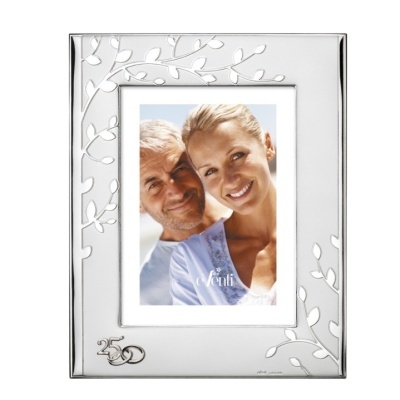 Moldura prateada decorada com ramos e folhas, exibindo fotografia de casal