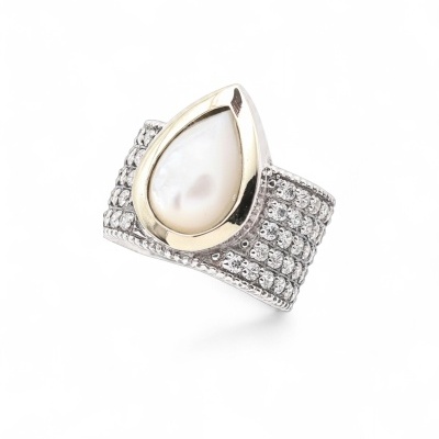 Anel prateado com pedra branca em formato de gota e cristais pequenos