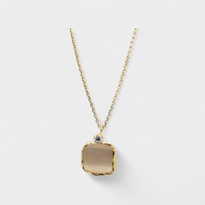 Colar dourado com pendente quadrado bege e pequena pedra transparente