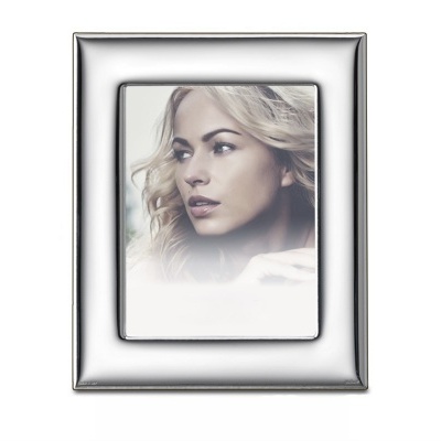 Moldura metálica prateada com fotografia de mulher loira