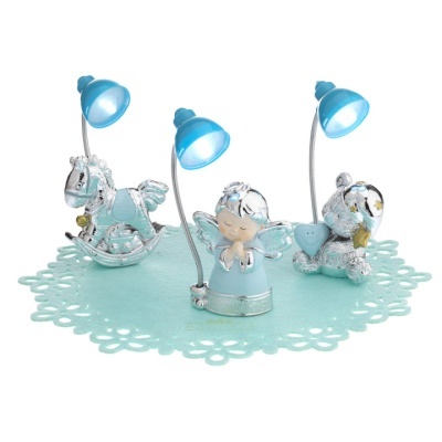 Três candeeiros infantis prateados com detalhes azuis sobre tapete azul claro