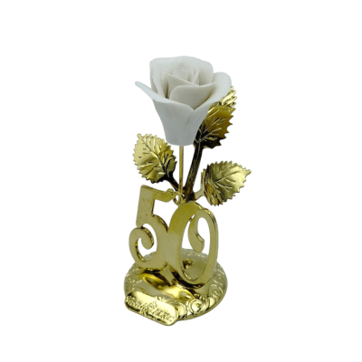 Escultura decorativa com rosa branca e número dourado 50