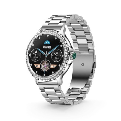 Relógio inteligente prateado com bracelete metálica e mostrador preto com indicadores digitais