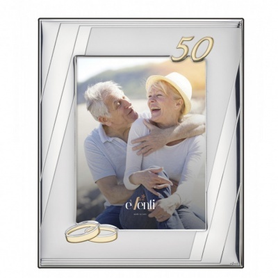 Moldura prateada comemorativa 50 anos com números dourados e alianças, com foto de casal