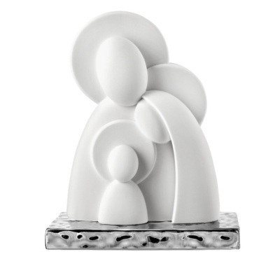 Escultura abstrata de três figuras humanas em branco sobre base prateada