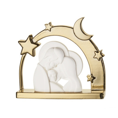 Escultura decorativa de família com arco dourado e figuras brancas.