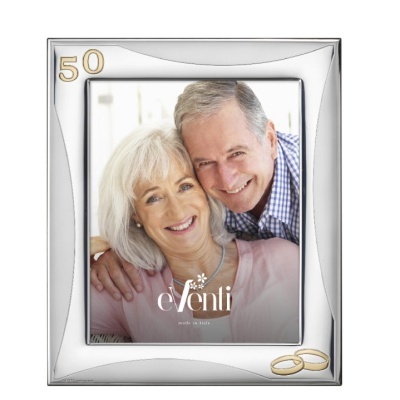 Moldura de fotografia metálica prateada com número 50 e anéis dourados, com foto de casal sorridente