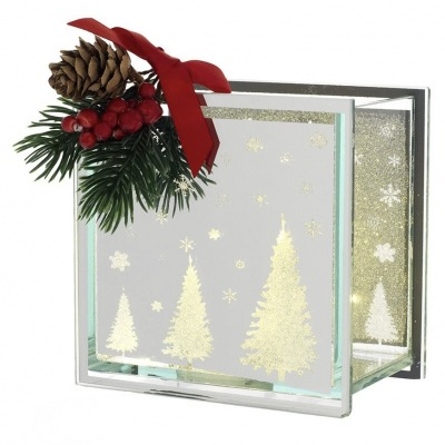 vela decorativa quadrada com decoração natalícia e ramo de pinheiro com laço vermelho