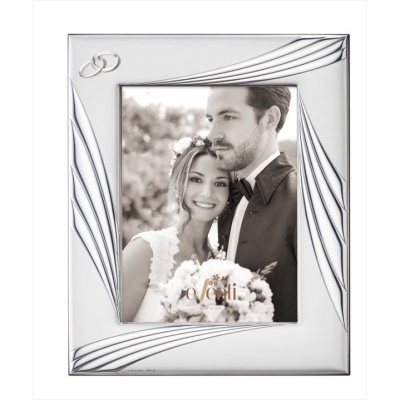Moldura prateada com padrão de linhas em relevo e anéis entrelaçados, com fotografia de casal de noivos