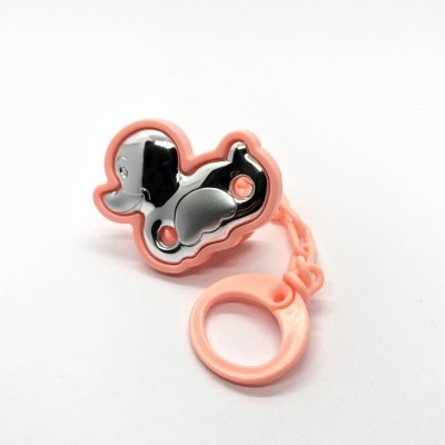 Chaveiro de plástico cor-de-rosa com pato estilizado preto, cinza e branco