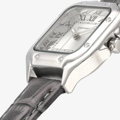 Relógio quadrado com caixa metálica prateada e pulseira de couro cinza