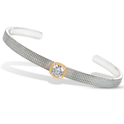 Pulseira aberta prateada com textura de malha e pedra central transparente dourada