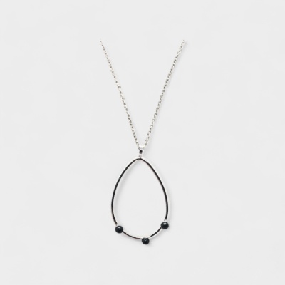 Colar prateado com pendente em gota e bolas negras