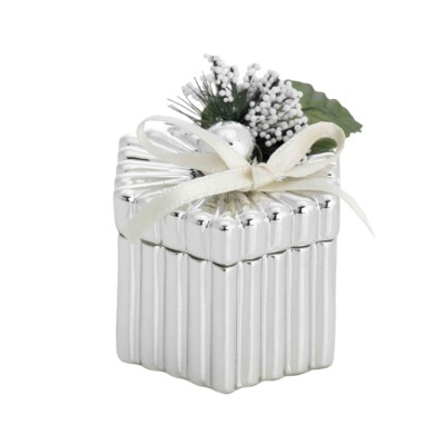Caixa decorativa prateada com laço e decoração artificial