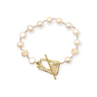 Pulseira de pérolas com fecho dourado
