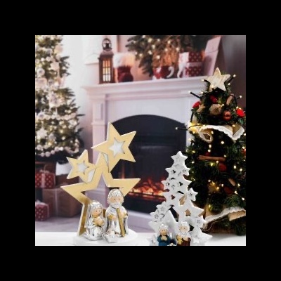 Figuras decorativas de Natal com estrelas e anjos e árvore branca, árvore de Natal decorada ao fundo