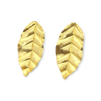 Brincos dourados em forma de folha com textura e relevo