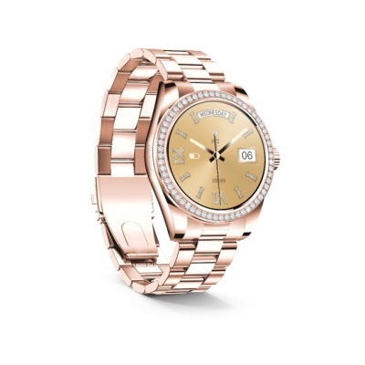 Relógio de pulso dourado com bracelete metálica e mostrador com pedras e indicadores de dia e data