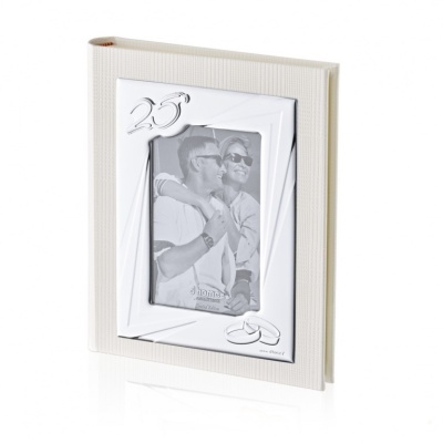 Álbum fotográfico de capa dura bege com moldura metálica prateada e decoração 25 anos