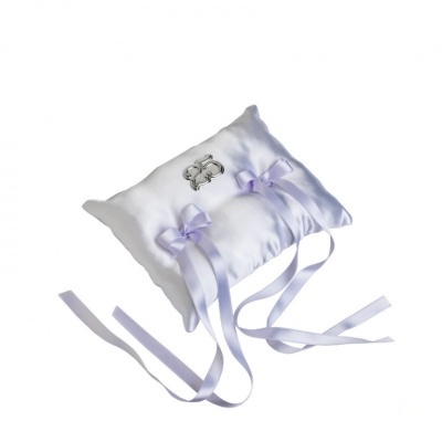 Travesseiro branco acetinado com laços lilás e porta-alianças em metal