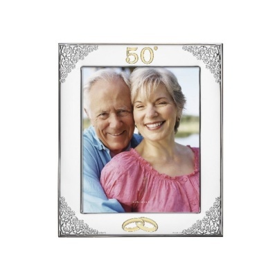 Moldura prateada com detalhes dourados e foto de casal sorridente.