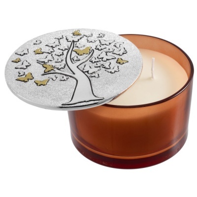 Vela aromática em recipiente de vidro âmbar com tampa decorativa prateada com árvore e borboletas douradas