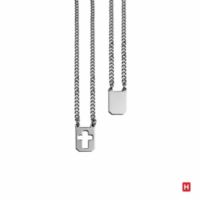 Colar com pendente retangular prateado e recorte em forma de cruz