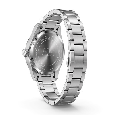 Relógio de bracelete metálico prateado visto de trás com gravação da marca.
