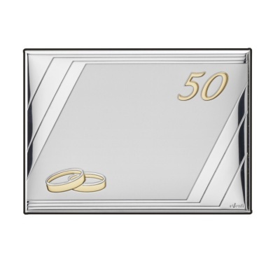 Placa retangular prateada com número 50 dourado e dois anéis entrelaçados.