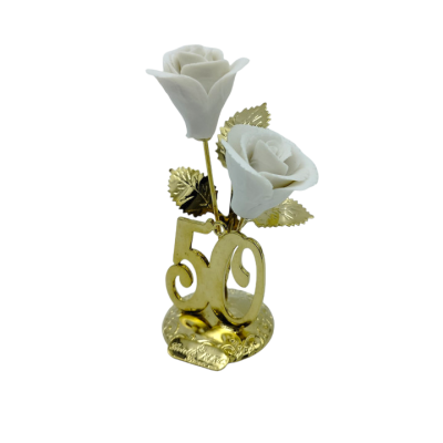Objeto decorativo com duas rosas brancas e número dourado 50 em base dourada