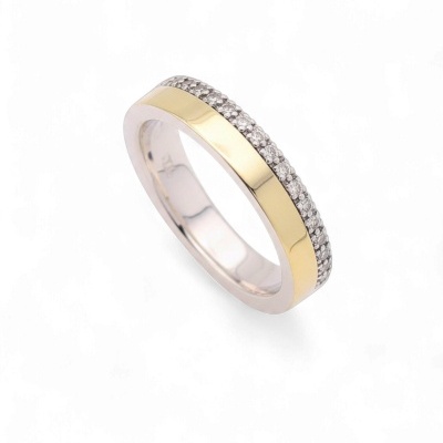 Anel bicolor prateado e dourado com fila de brilhantes