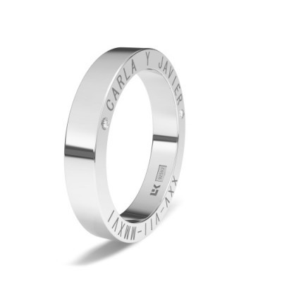 Anel prateado gravado com nomes, data e pequenos diamantes