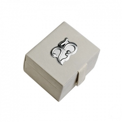 Caixa de joia bege com emblema prateado