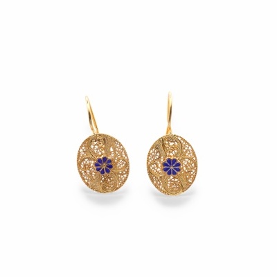 Brincos dourados de filigrana com flores azuis em fundo branco